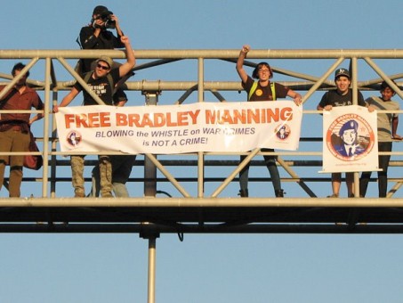 310775_271417122902401_114129961964452_879199_2038416910_n Staff and volunteers with the Bradley Manning Support Network help shut down Oakland's port