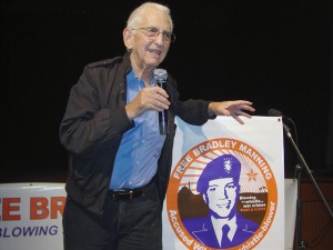 bradleymanning-daniel-ellsberg-300x225